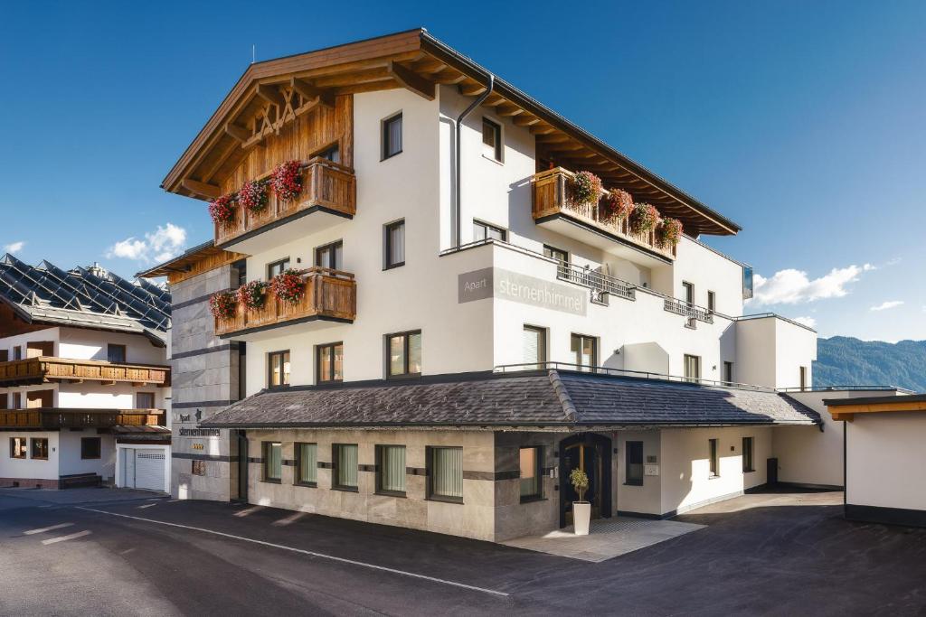 un grande edificio bianco con finestre e balconi di Apart Sternenhimmel a Serfaus