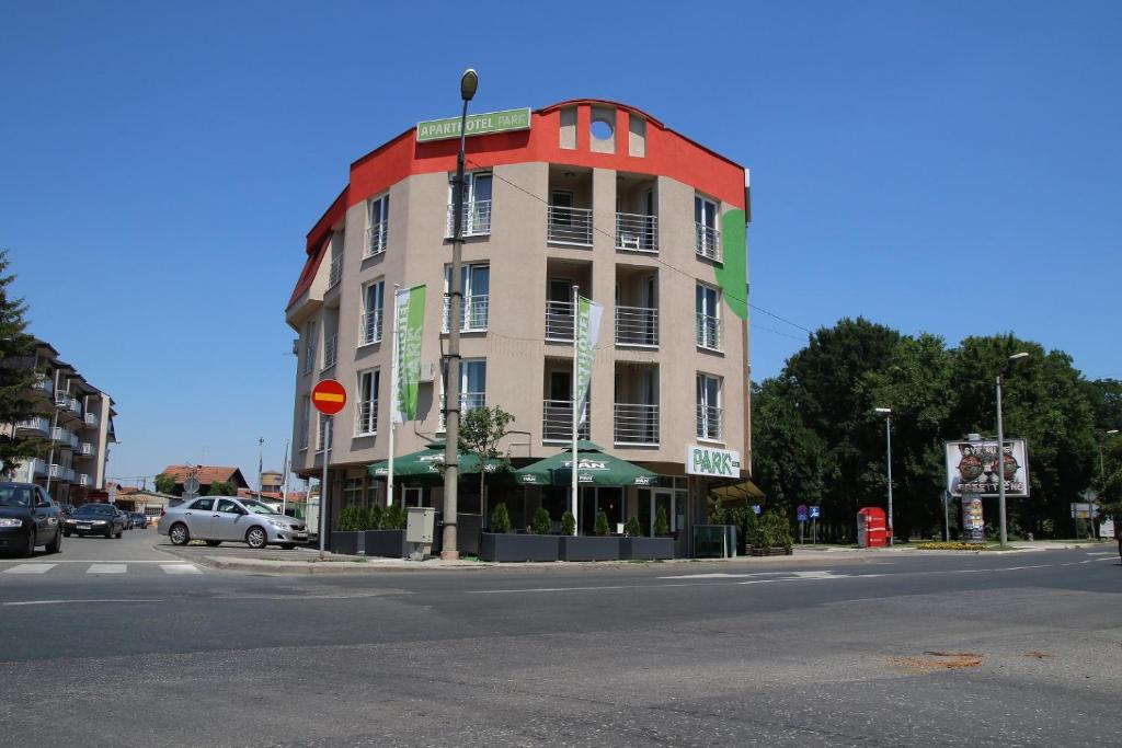 een hoog gebouw op de hoek van een straat bij Aparthotel Park in Brčko