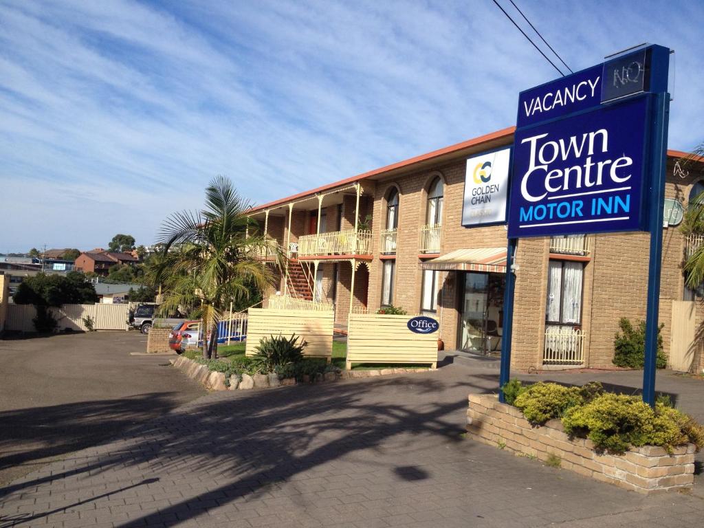 una señal del centro de la ciudad frente a un edificio en Town Centre Motor Inn, en Merimbula