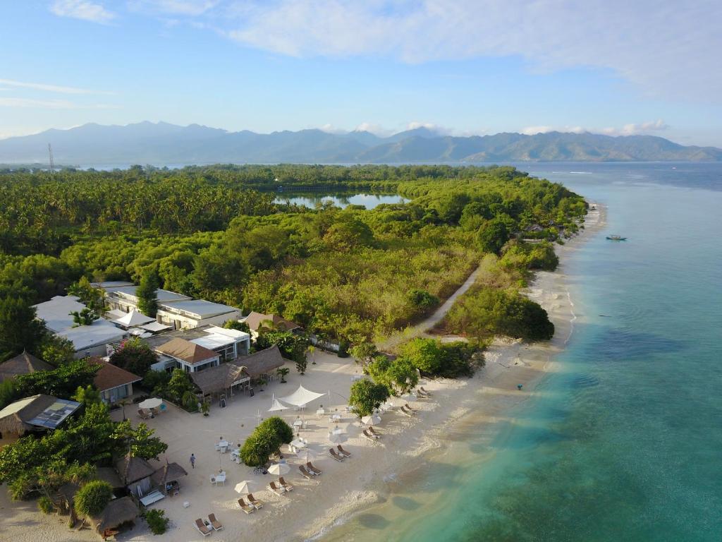 - une vue aérienne sur une plage avec un complexe dans l'établissement MAHAMAYA Gili Meno, à Gili Meno