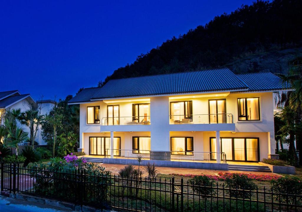 Nespecifikovaný výhled na hory nebo výhled na hory při pohledu z hotelu