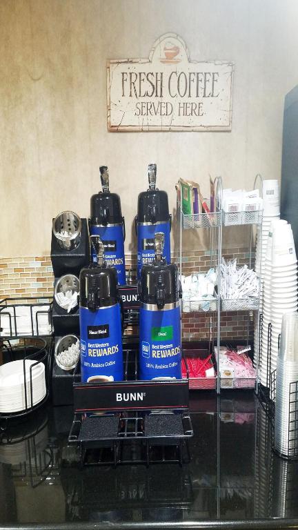 Příslušenství pro přípravu čaje a kávy v ubytování Best Western Hazlet Inn