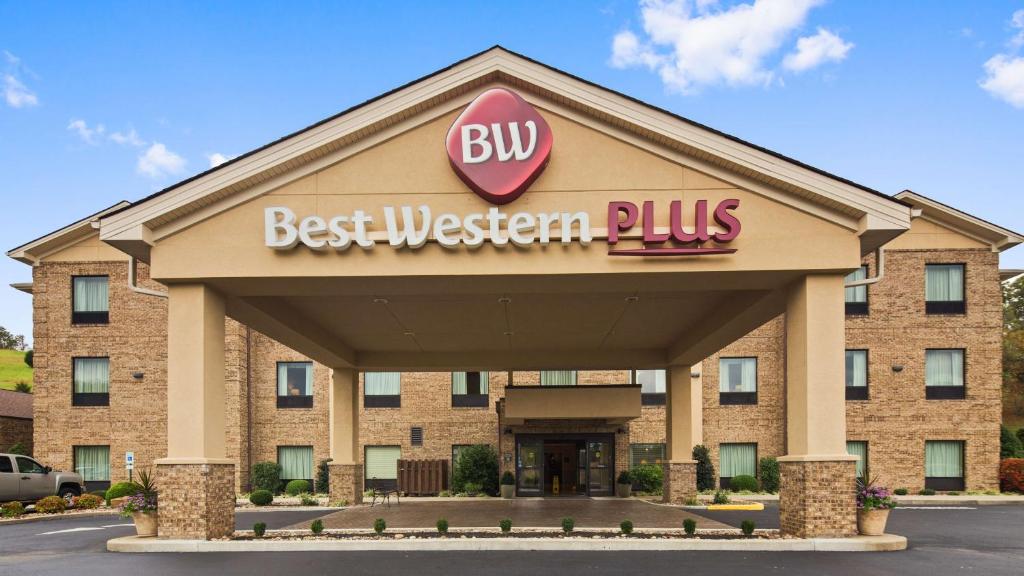 um edifício com uma placa que lê Best Western Plus em Best Western Plus Louisa em Louisa
