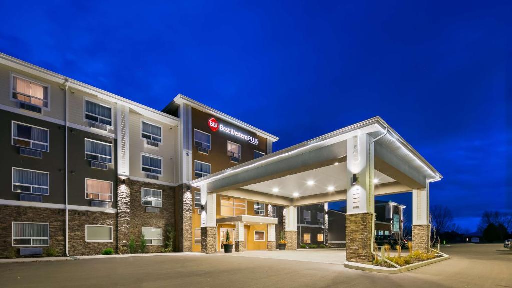 Best Western Plus Lacombe Inn and Suites في Lacombe: تقديم فندق فيه محطة بنزين