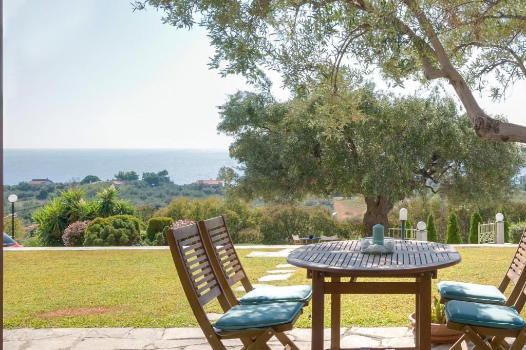 ネア・スキオニにあるBellevue Summerhouseのテーブル(椅子2脚付)、海の景色を望むテーブル