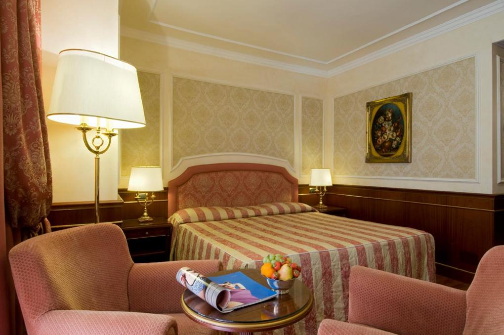 Een zitgedeelte bij Grand Hotel Dino