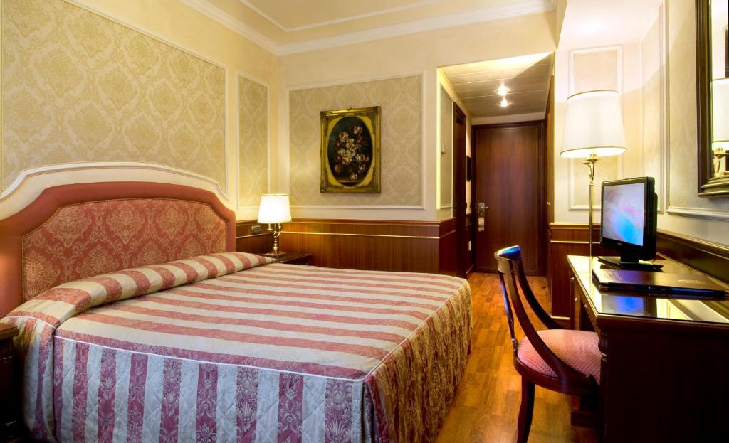 Een bed of bedden in een kamer bij Grand Hotel Dino