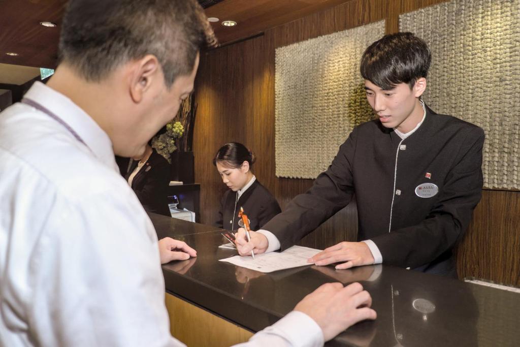 Členové personálu v ubytování Nathan Hotel