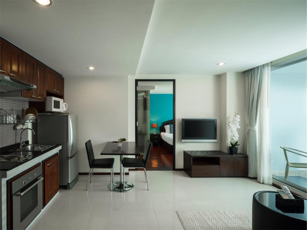 Kuchyň nebo kuchyňský kout v ubytování Silom Lofts