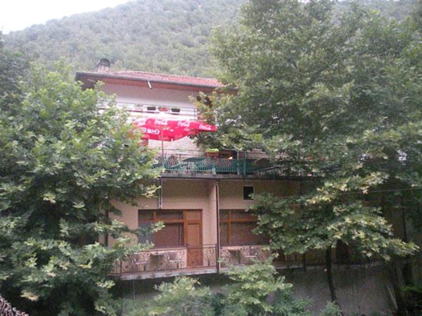 uma casa com uma varanda com um deque e árvores em Hotel- Restaurant Struma em Stara Kresna