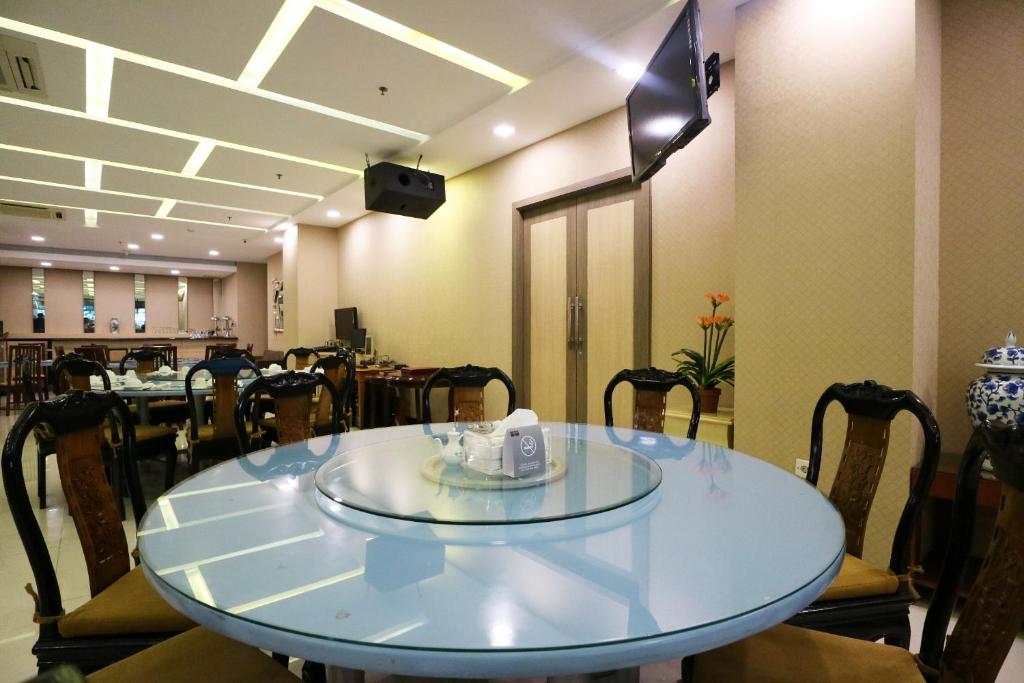 TV a/nebo společenská místnost v ubytování Coins Hotel Jakarta