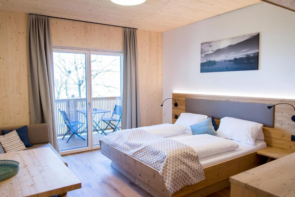 um quarto com uma cama e uma varanda em Ölerhof em Haag am Hausruck