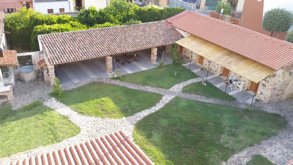 een luchtzicht op een huis met een tuin bij Sa Domu e Crakeras in Oristano