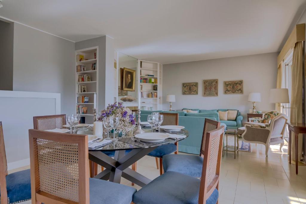 埃斯托利爾的住宿－House in Estoril，用餐室以及带桌椅的起居室。