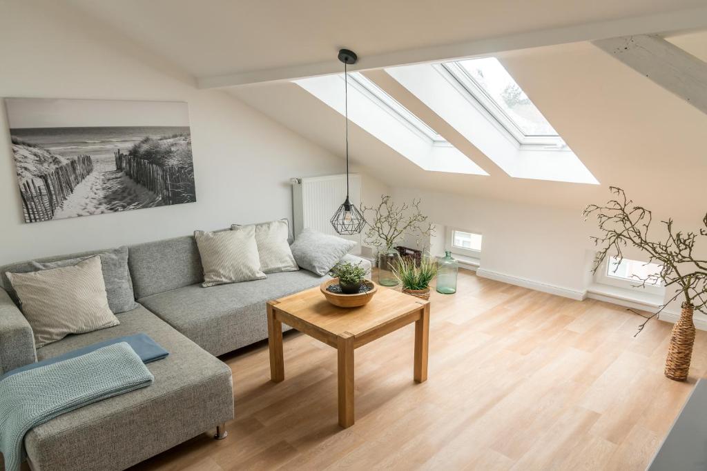 ein Wohnzimmer mit einem Sofa und einem Tisch in der Unterkunft Apartment Stadtblick in Lübeck