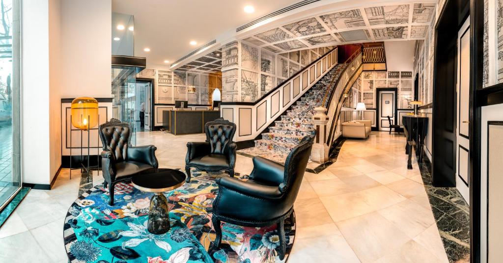 eine Lobby mit Stühlen und einer Treppe in der Unterkunft SH Ingles Boutique Hotel in Valencia