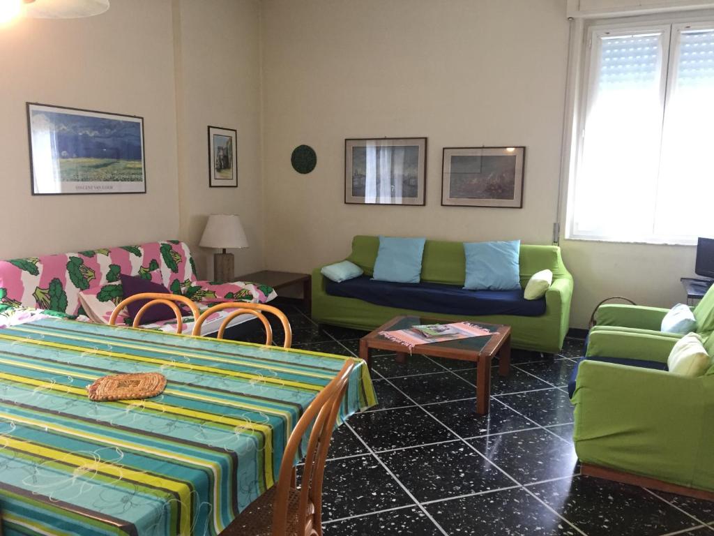 レヴァントにあるAppartamento Roggeroのリビングルーム(緑と青の椅子、ソファ付)