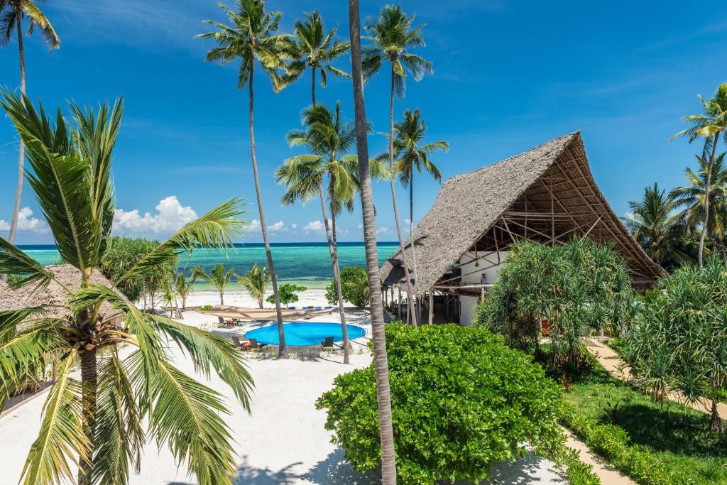ośrodek wypoczynkowy na plaży z palmami w obiekcie Zanzibar Magic Boutique Hotel w mieście Matemwe