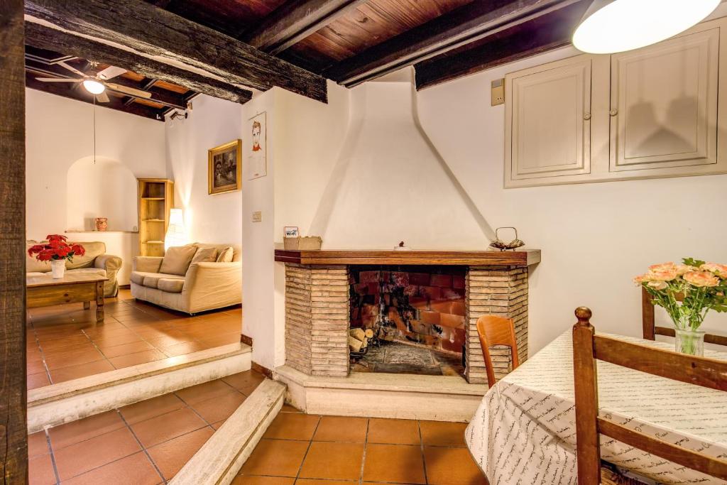 un soggiorno con camino e divano di Casa Trasteverina a Roma