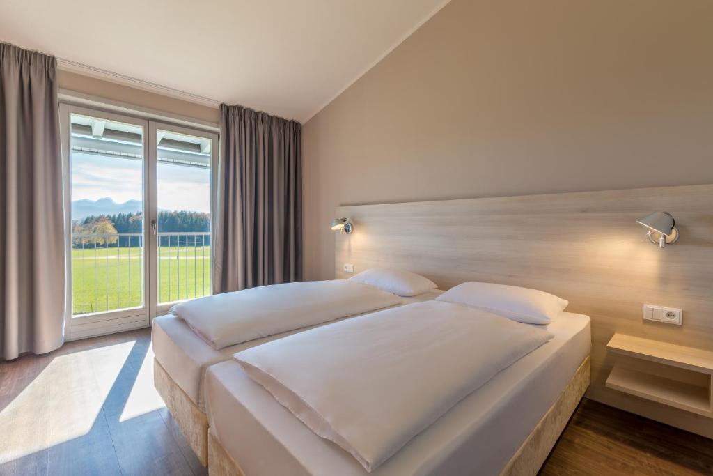 Postel nebo postele na pokoji v ubytování Hotel Irschenberg Süd