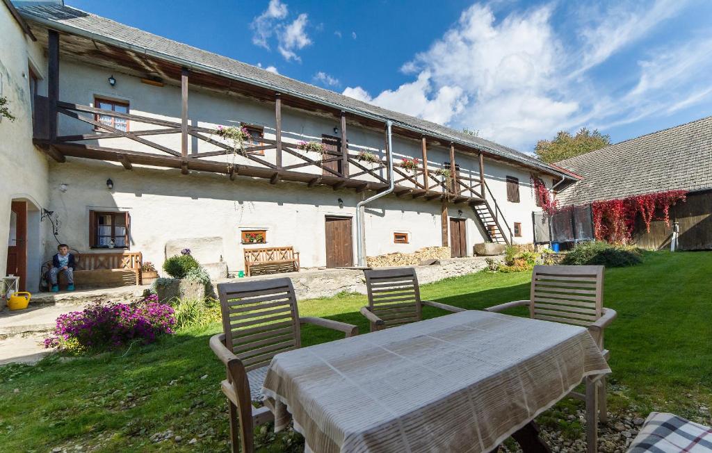 a table and chairs in front of a house at Pension U Řehoutů in Horní Planá