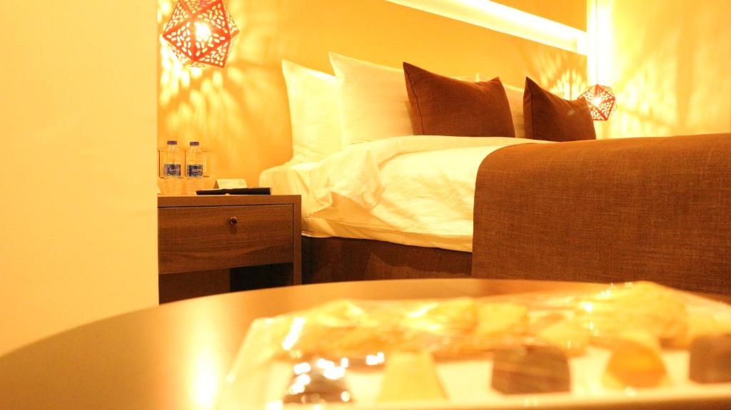 Postel nebo postele na pokoji v ubytování Carnelian Muscat - Airport Hotel