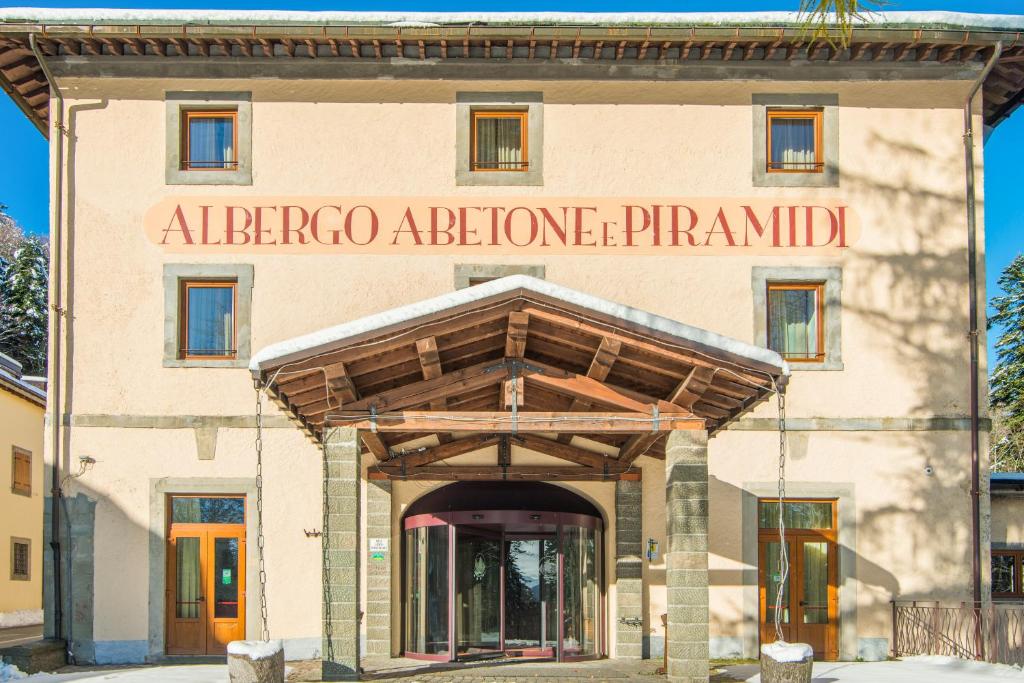 ein Gebäude mit Eingang zu einer alfa albuquerque Apotheke in der Unterkunft Abetone e Piramidi Resort in Abetone