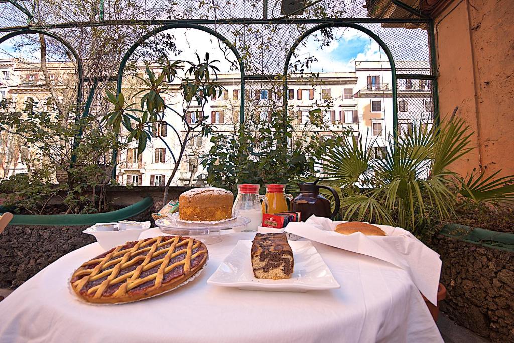 ローマにあるHotel Carmelのケーキとワッフルを上に置いたテーブル