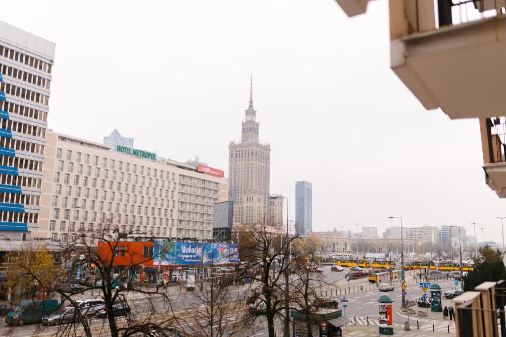 vistas a una ciudad con un edificio alto en Green Tea Apartment Warsaw Centrum, en Varsovia