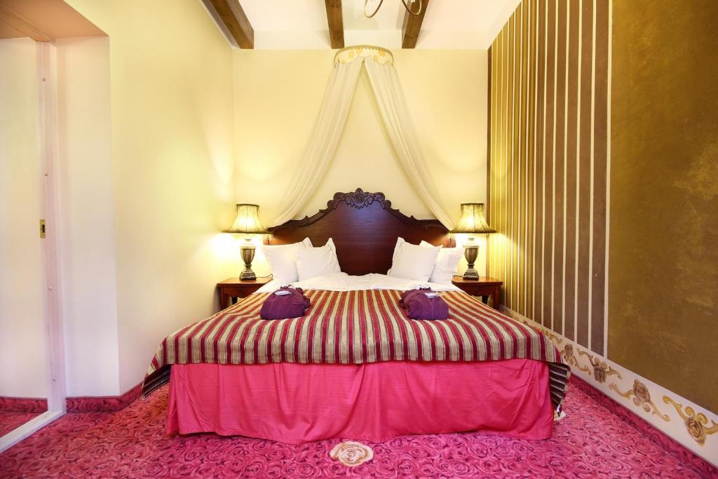 Postel nebo postele na pokoji v ubytování Grand Rose SPA Hotel