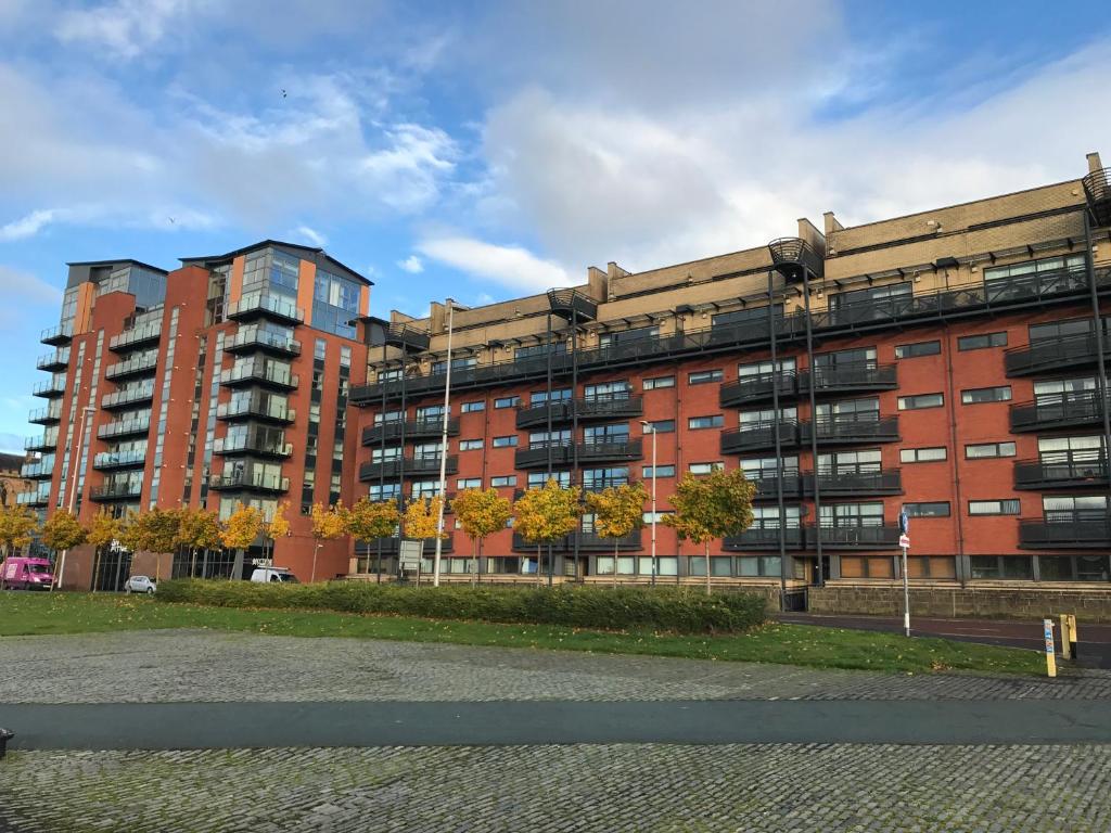 グラスゴーにあるCutty Sark Glasgow City Centre with free parkingの木々が目の前に広いアパートメントです。