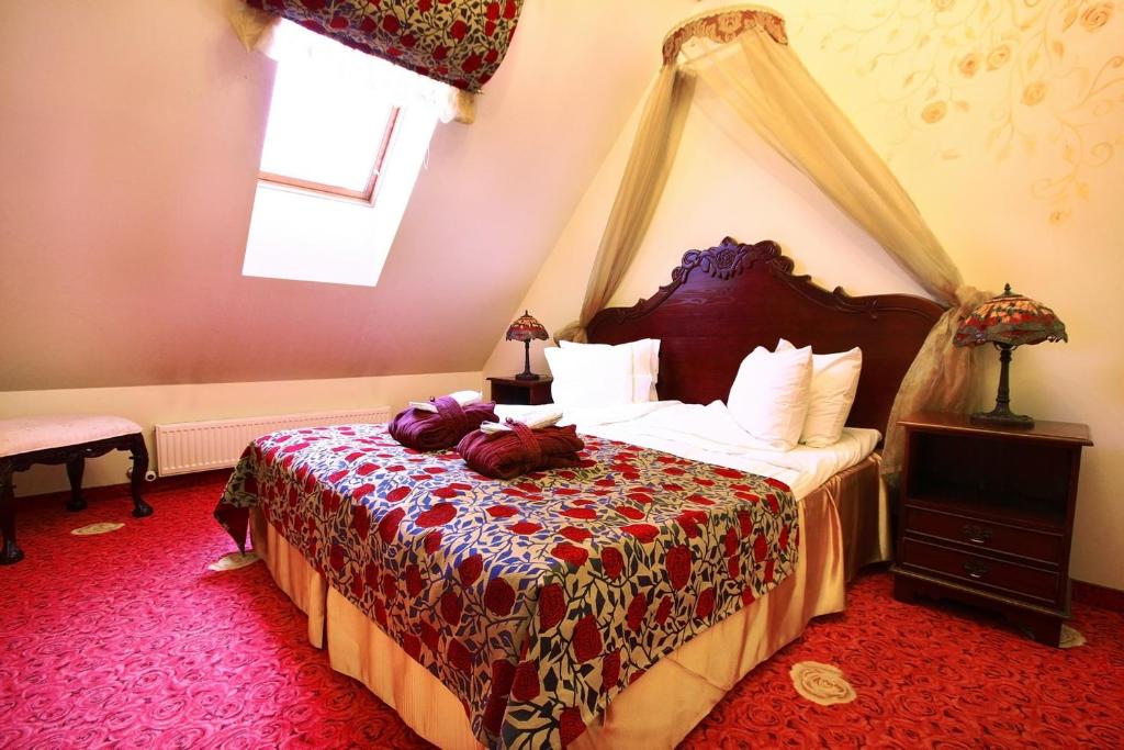 Postel nebo postele na pokoji v ubytování Grand Rose SPA Hotel