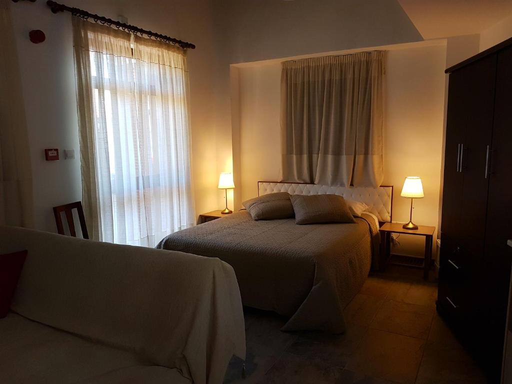 - une chambre avec un lit, deux lampes et un canapé dans l'établissement Kalopanayiotis Museum Studio, à Kalopanagiotis