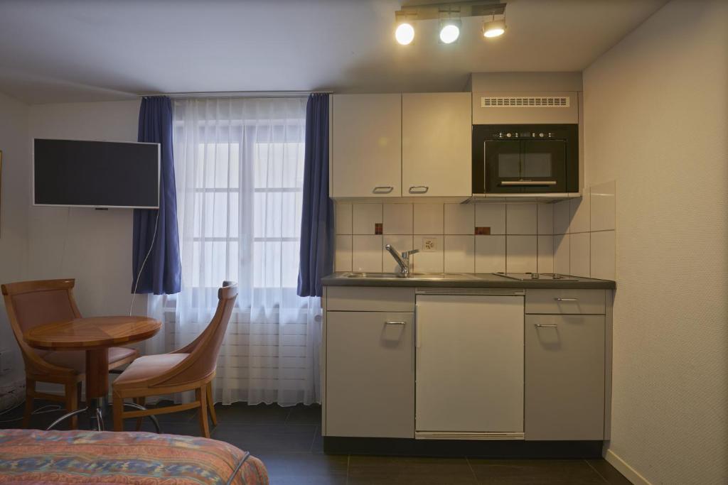 Kuchyň nebo kuchyňský kout v ubytování Aparthotel Hine Adon Fribourg