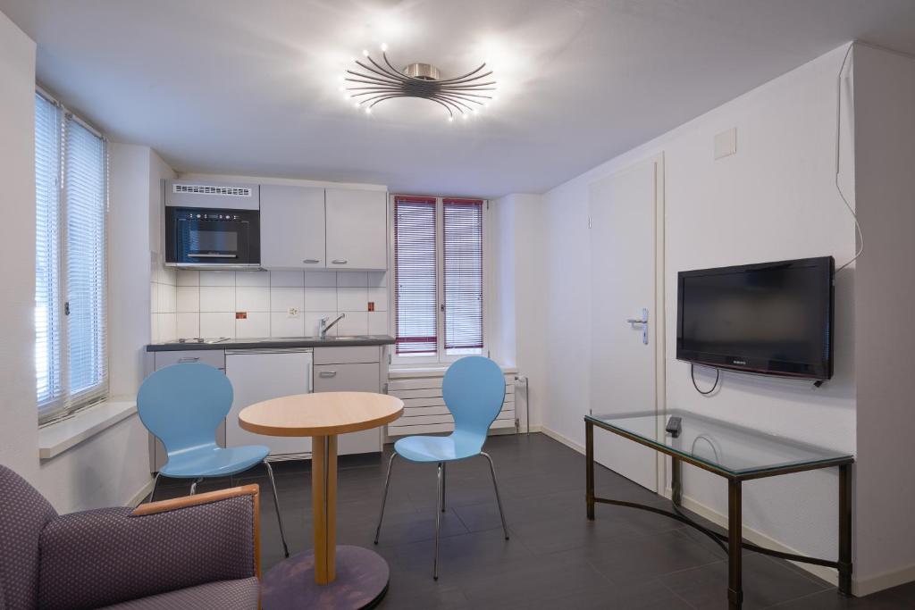 TV a/nebo společenská místnost v ubytování Aparthotel Hine Adon Fribourg