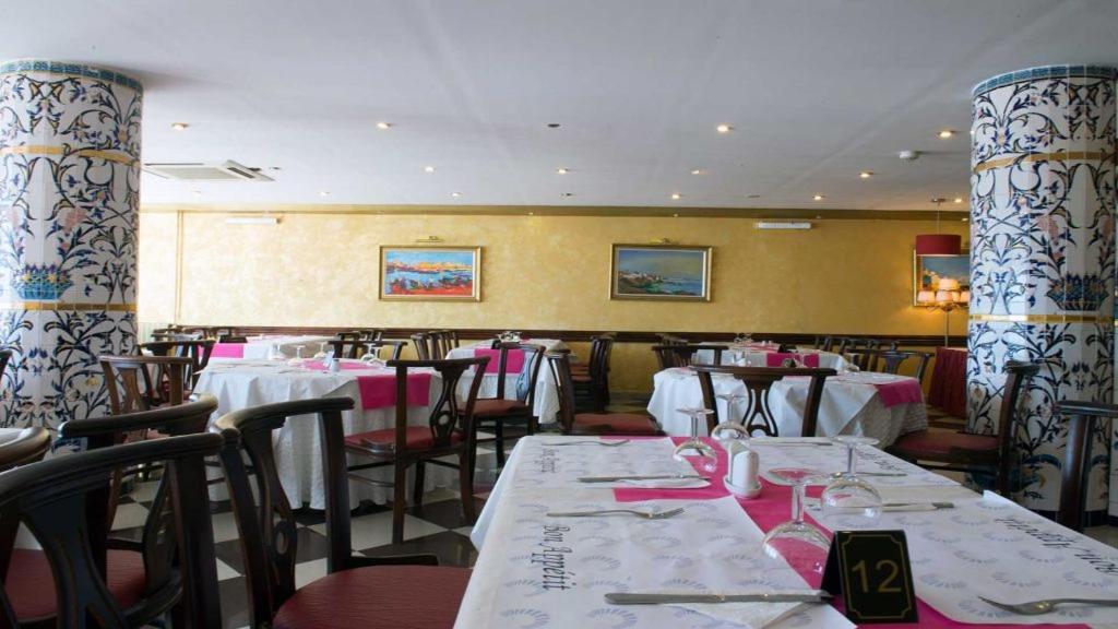 un restaurante con mesas y sillas en una habitación en Abbasides Palace, en Argel