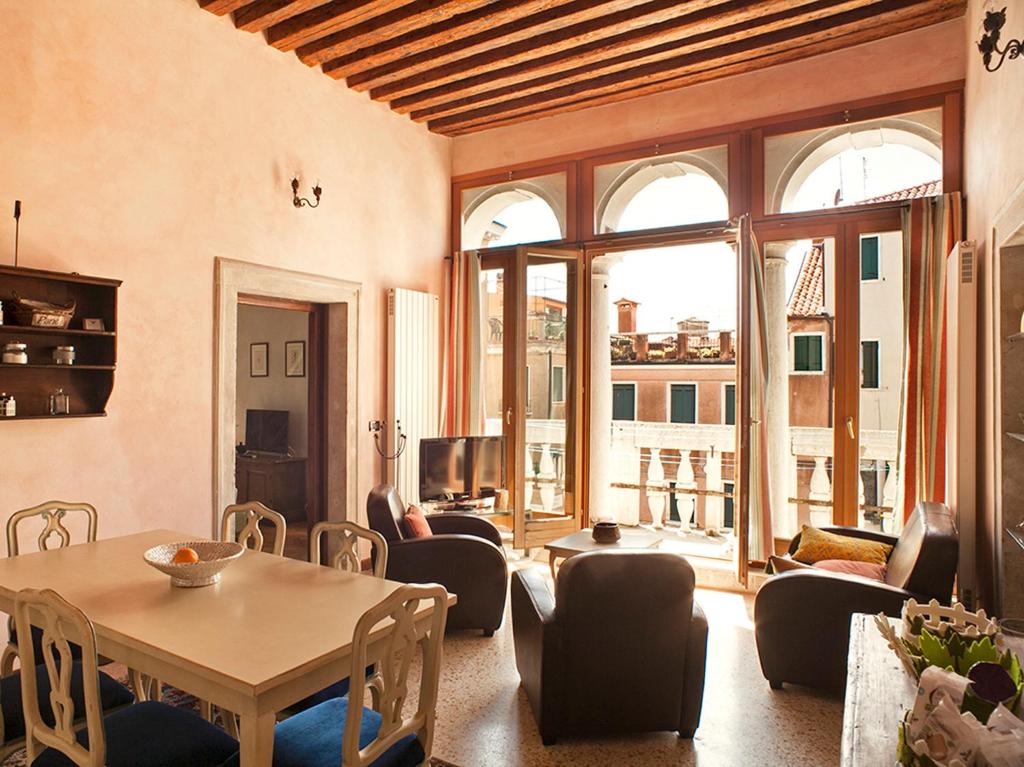 ヴェネツィアにあるCasa Cristinaのリビングルーム(テーブル、椅子付)