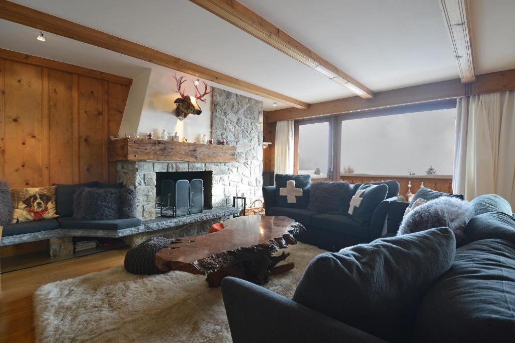 a living room with a couch and a fireplace at Combe de l'A 222 in Verbier