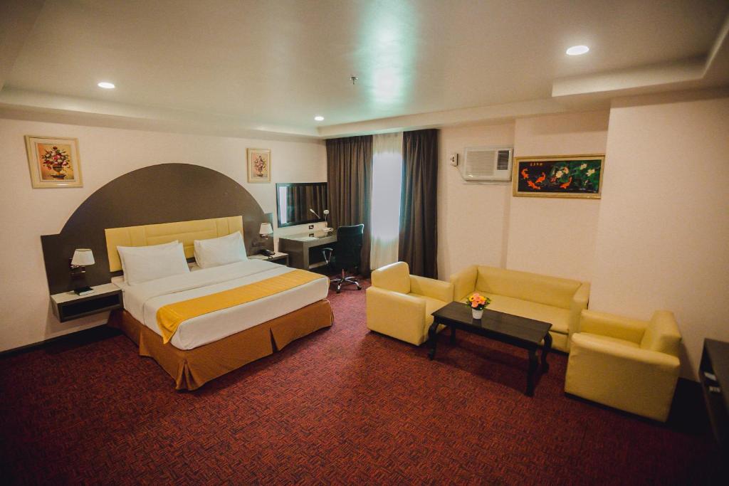 Postel nebo postele na pokoji v ubytování Butuan Grand Palace Hotel
