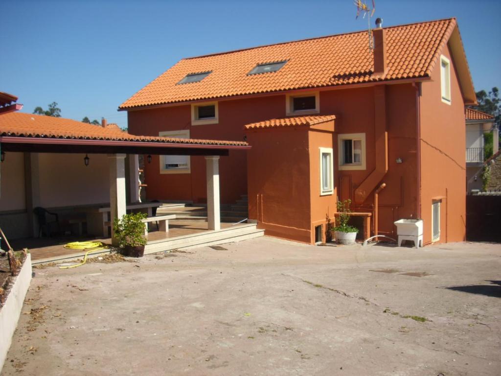 una casa en construcción con techo en Casa Dorna, en Rianjo