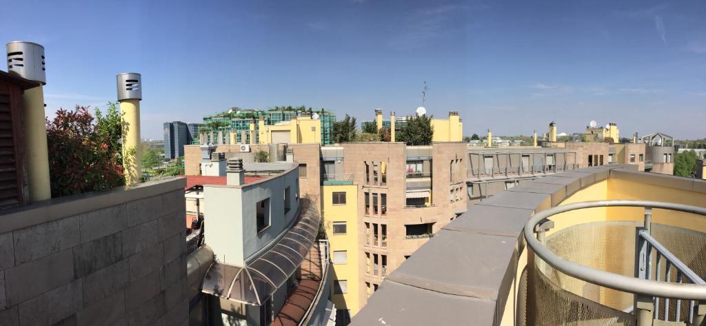 Cozy Penthouse في سان دوناتو ميلانيزي: اطلالة على أفق المدينة مع المباني