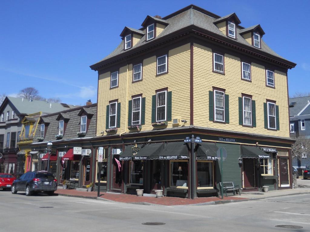 ein großes gelbes Gebäude an der Ecke einer Straße in der Unterkunft Inn on Bellevue in Newport