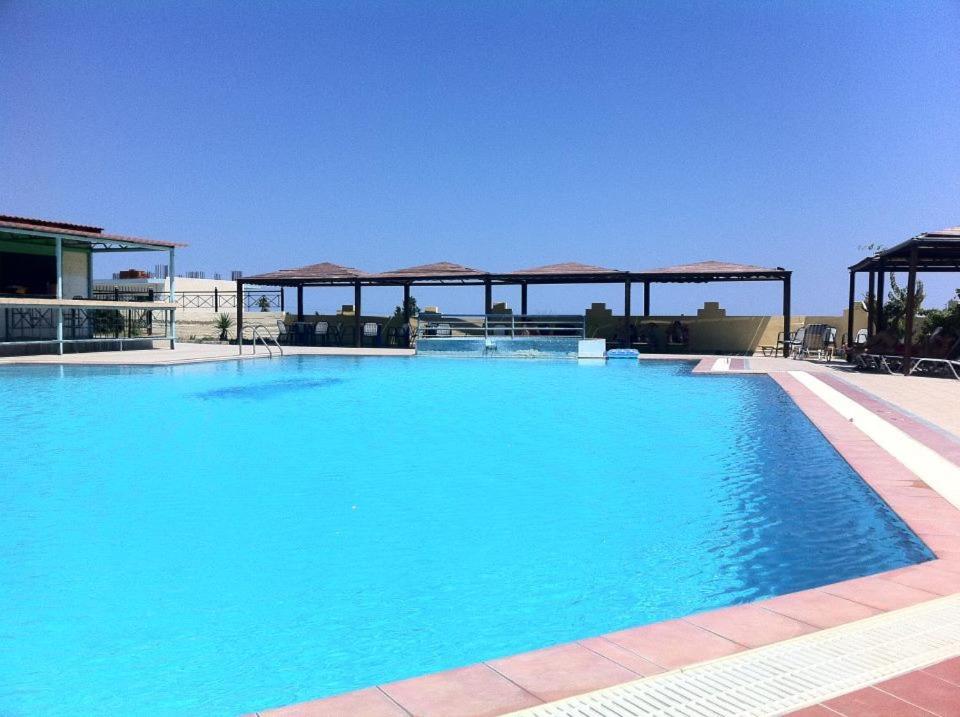 Bazén v ubytování Telhinis Hotel & Apartments nebo v jeho okolí