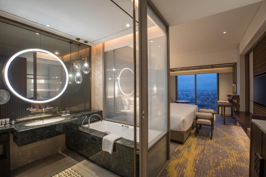Postel nebo postele na pokoji v ubytování Pan Pacific Yangon