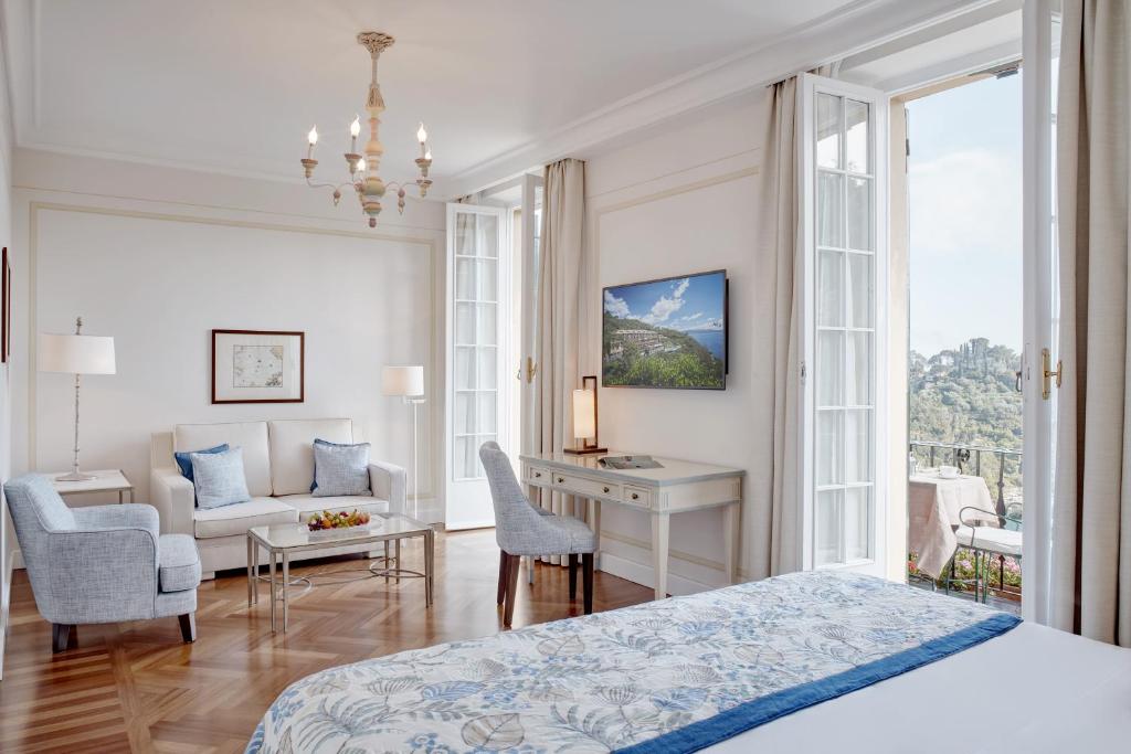 Un pat sau paturi într-o cameră la Splendido, A Belmond Hotel, Portofino
