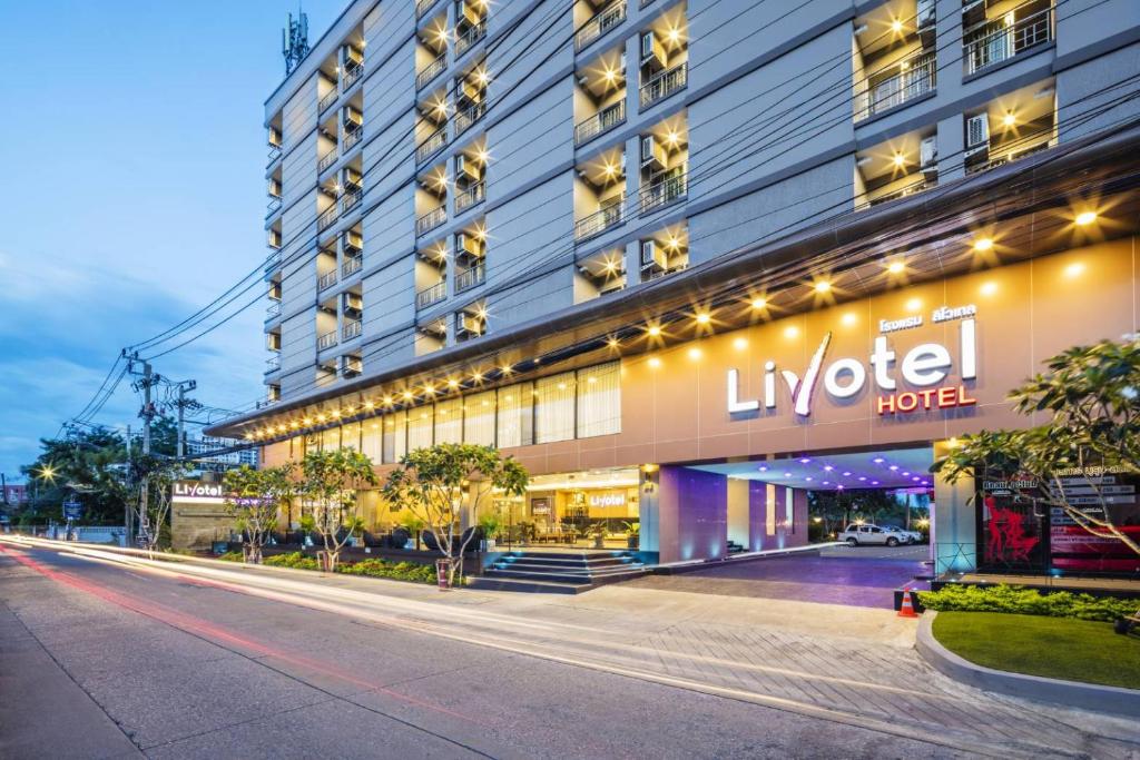 un edificio con un letrero de hotel en su lateral en Livotel Hotel Hua Mak Bangkok, en Bangkok