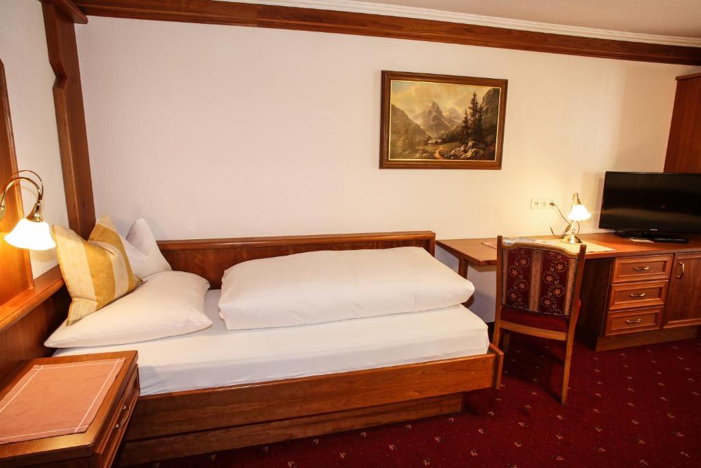 Televízia a/alebo spoločenská miestnosť v ubytovaní Hotel Post Kappl