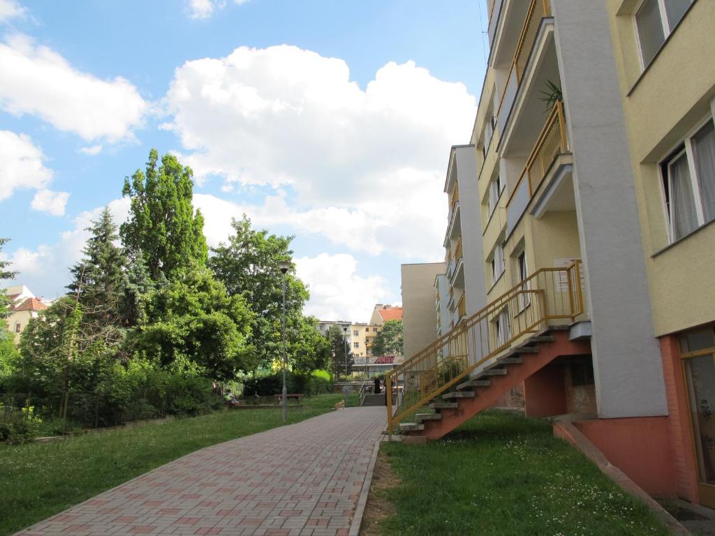 uma passarela de tijolos ao lado de um edifício em Jenys Apartment em Teplice