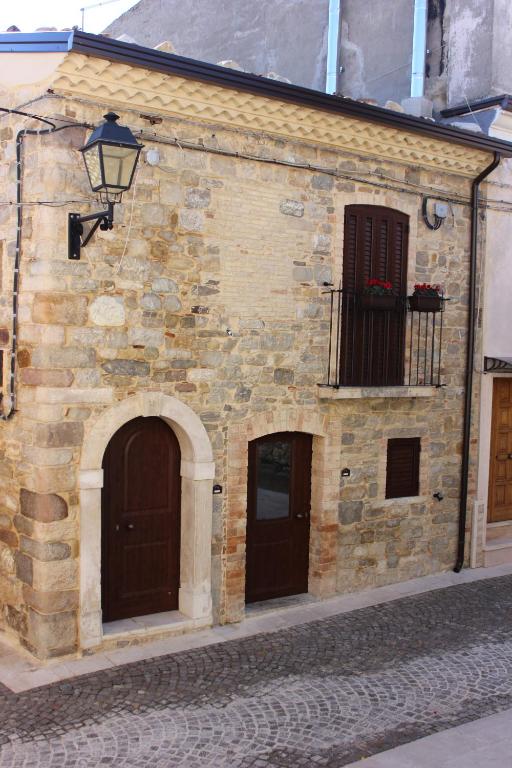 een stenen gebouw met 2 deuren en een balkon bij Borgo Dauno-Il Rifugio in Volturara Appula
