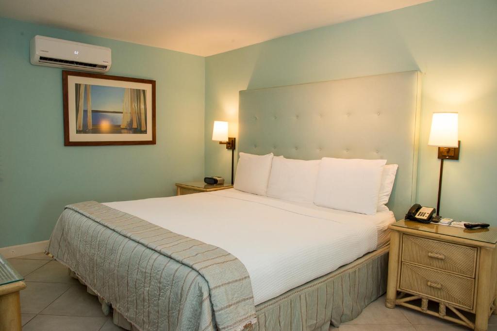 Postel nebo postele na pokoji v ubytování Trade Winds Hotel